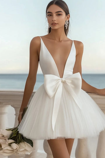 Jolie robe de graduation en tulle satiné à col en V blanc avec noeud